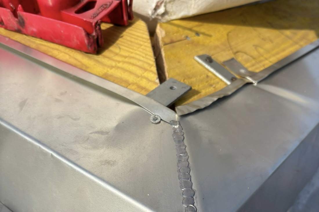 Boîte à eau en zinc soudée en atelier