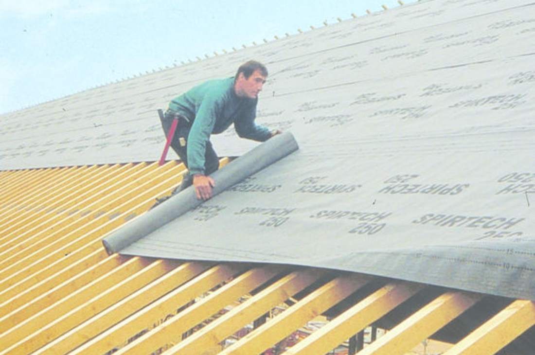 Chevrons apparents pendant le déroulage de l'écran de sous-toiture