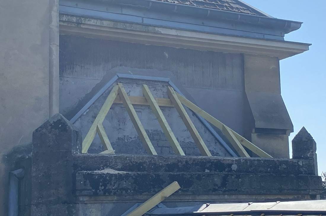 Charpente d'une lucarne remplacée à neuf sur un chantier de restauration