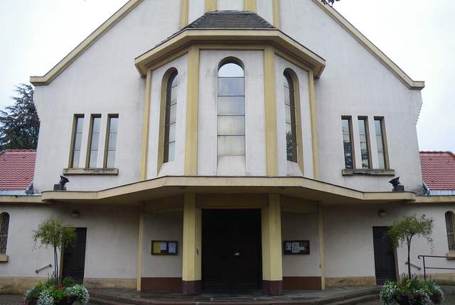 Église Saint-Jacques d'Amnéville, façade à porche et toit à faible pente