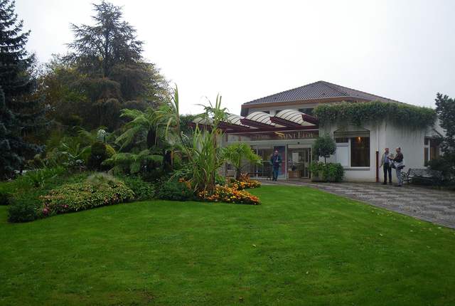Centre thermal Saint-Éloy à Amnéville, bâtiment bas dans un parc