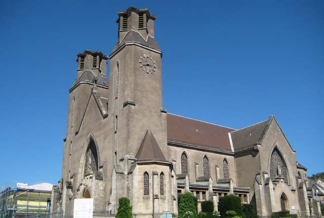 Église d'Audun-le-Tiche, deux tours massives en pierre grise