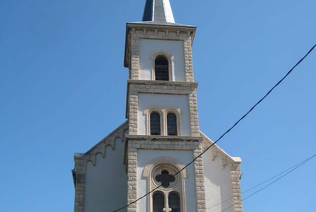 Temple protestant d'Audun-le-Tiche, façade claire à clocher-porche