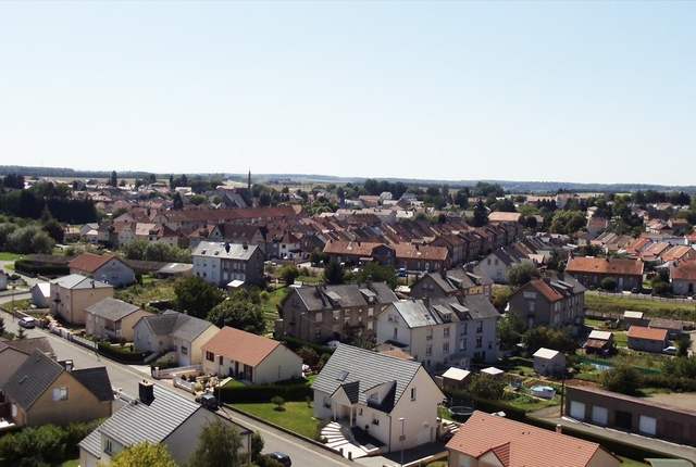 Vue sur les toits d'Aumetz depuis une hauteur, maisons aux tuiles rouges et brunes