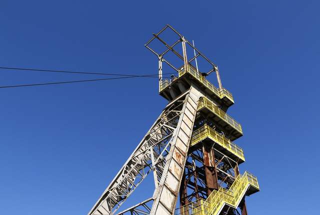 Chevalement de l'ancienne mine de fer d'Aumetz, structure métallique sur ciel bleu