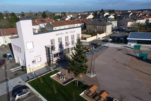 Mairie d'Aumetz vue de haut, bâtiment moderne et toits du village