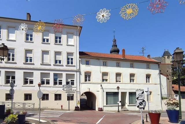 Rue de Bouzonville, façades claires et toits d'ardoise autour de la place