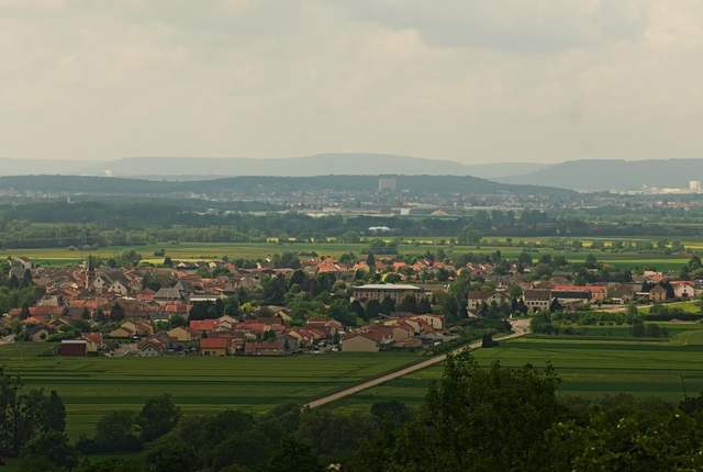Cattenom vu depuis le Galgenberg, village aux toits rouges au milieu des champs