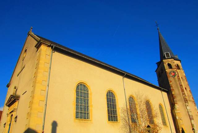 Église Saint-Martin de Cattenom, façade jaune et clocher au soleil