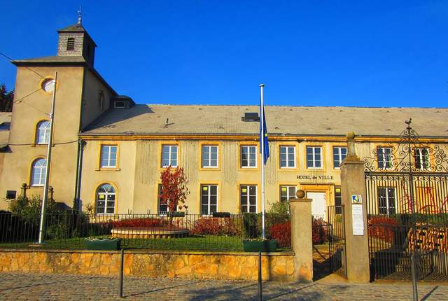 Mairie de Cattenom, ancienne demeure en pierre ocre à toit d'ardoise