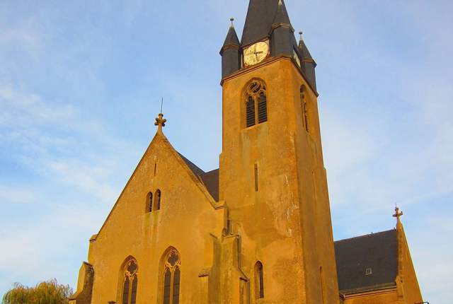 Église Sainte-Catherine de Distroff, clocher à flèche et nef en pierre claire