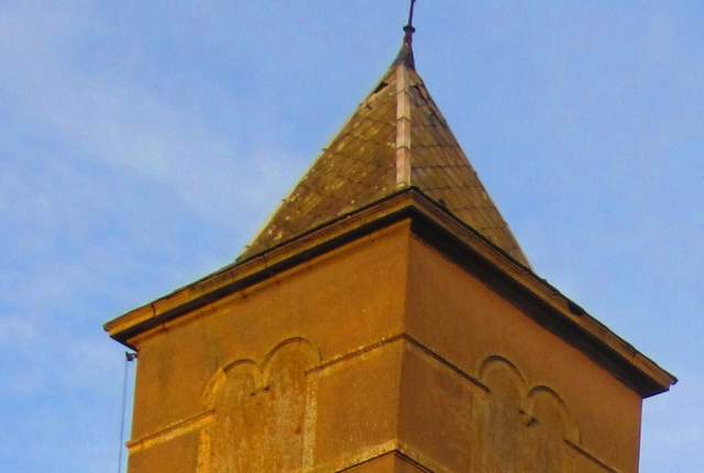 Ancien clocher de Distroff, tour en pierre ocre coiffée d'un toit d'ardoise