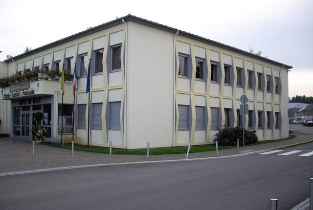Hôtel de ville de Fameck, bâtiment de deux niveaux à façade blanche
