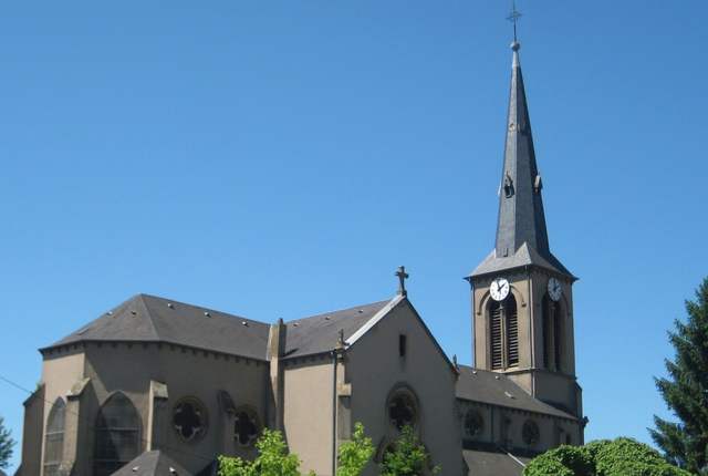 Église de Florange, nef grise et flèche d'ardoise