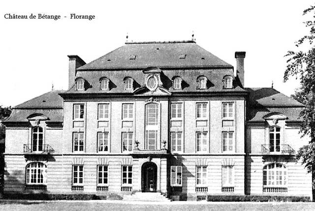 Château de Bétange à Florange, façade classique à toit d'ardoise, photographie ancienne en noir et blanc