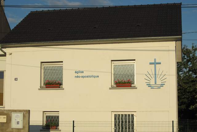 Église néo-apostolique de Florange, petit bâtiment clair à croix en façade