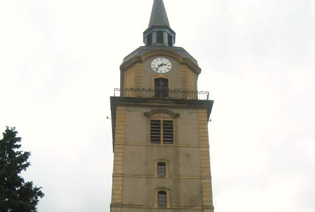 Église Saint-Pierre de Fontoy, tour-clocher carrée à horloge