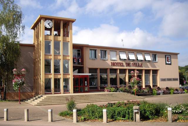Hôtel de ville de Guénange, bâtiment à tour horloge en bois et verre