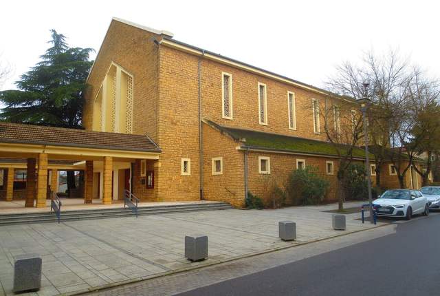 Église du Cœur-Immaculé-de-Marie à Hagondange, briques claires et toit en pente