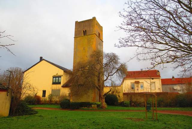 Tour de guet de Hagondange, tour ancienne en pierre au milieu des maisons