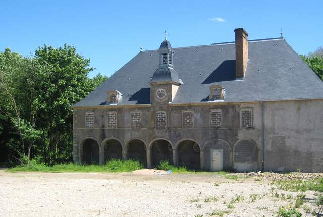 Château de Hayange, corps de logis en pierre à toit d'ardoise et lucarne