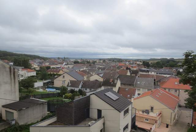 Toits de Hettange-Grande vus depuis une hauteur, tuiles rouges et lucarnes