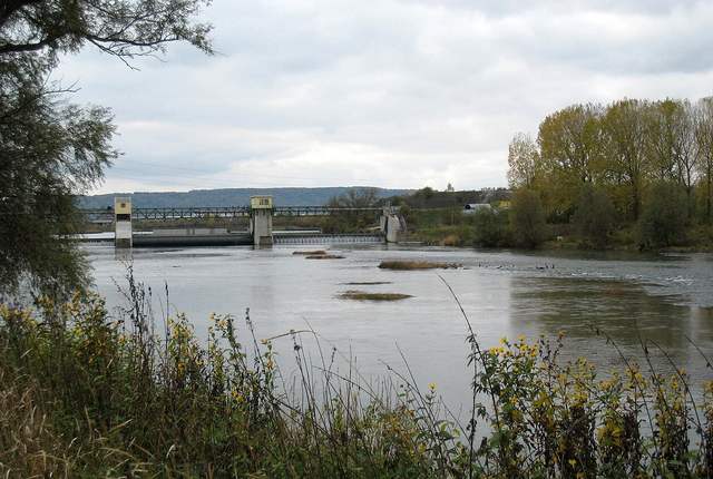 La Moselle au barrage d'Illange, plan d'eau et berges boisées