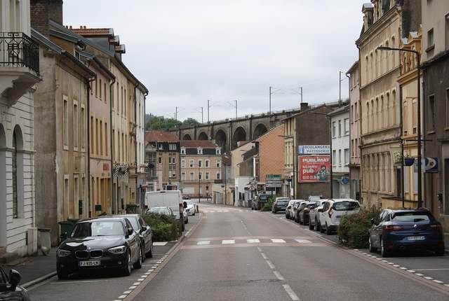 Rue de Knutange bordée de maisons mitoyennes, vallée de la Fensch en fond