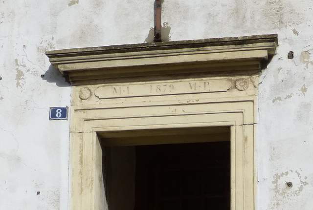 Porte de maison ancienne de Kuntzig, encadrement de pierre daté de 1879