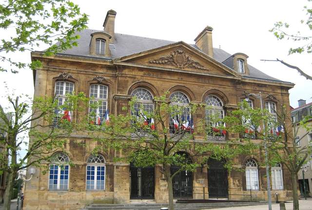 Ancienne mairie de Longwy, façade classique en pierre à toit d'ardoise