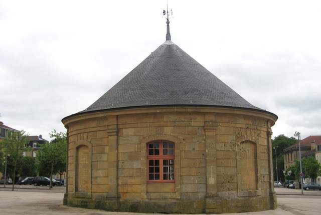 Puits de siège de Longwy, petit édifice rond à toit d'ardoise conique