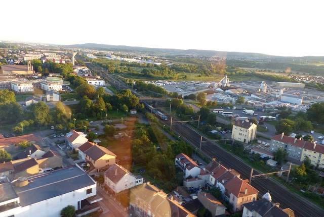 Maizières-lès-Metz vue du ciel, ligne de chemin de fer et quartiers de maisons