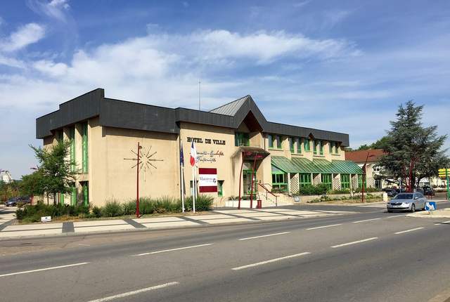 Hôtel de ville de Maizières-lès-Metz, bâtiment à toit d'ardoise et drapeaux