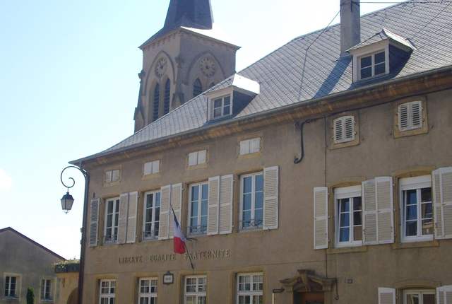 Mairie de Manom, maison de village à toit d'ardoise et clocheton
