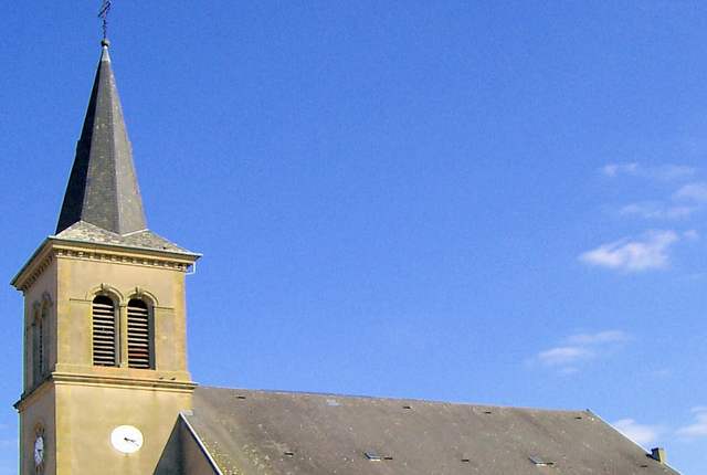 Église Saint-Jean-Baptiste de Metzervisse, clocher à flèche et nef ocre