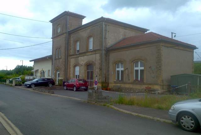 Ancienne gare de Metzervisse, bâtiment en pierre à toit de tuiles