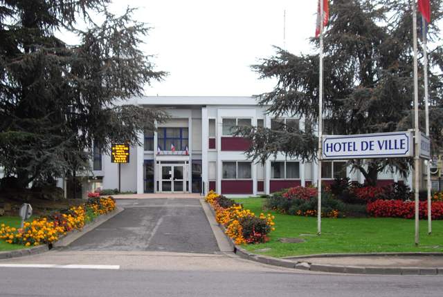 Hôtel de ville de Mondelange, façade moderne et parterres fleuris