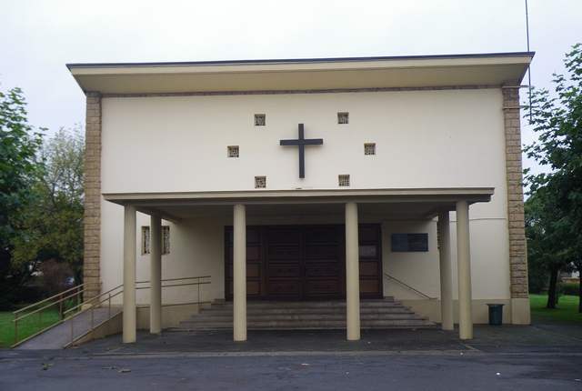 Église Saint-Jean-Bosco de Mondelange, façade sobre à croix et péristyle