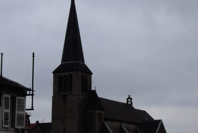 Église Saint-Maximin de Mondelange, nef en pierre sombre et clocher à flèche
