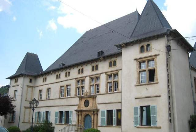 Château de Moyeuvre-Grande, façade claire à hautes toitures d'ardoise