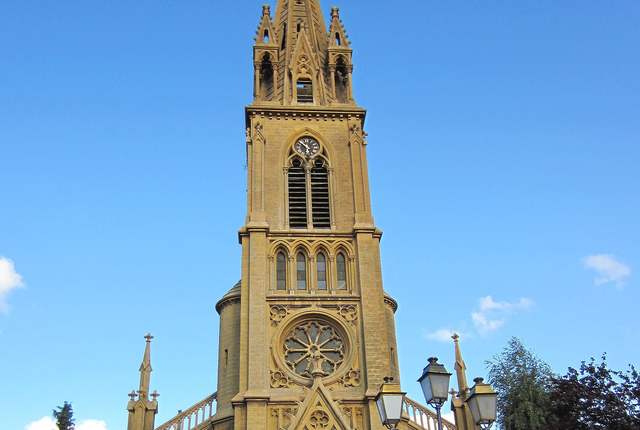 Église Saint-Gorgon de Moyeuvre-Grande, façade néo-gothique en pierre jaune