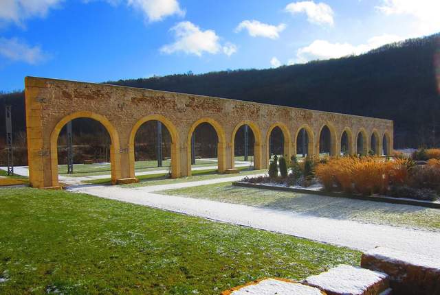Jardins de l'atelier à Moyeuvre-Grande, arcades en pierre dans un parc