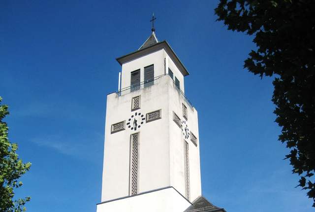 Église de Nilvange, tour-clocher blanche de style années 1930
