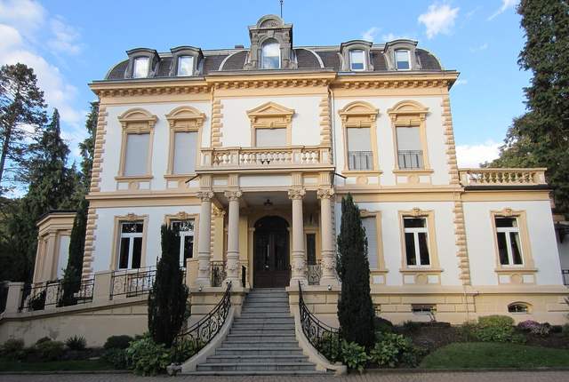 Château de Nilvange, ancienne maison de maître à façade ouvragée et perron