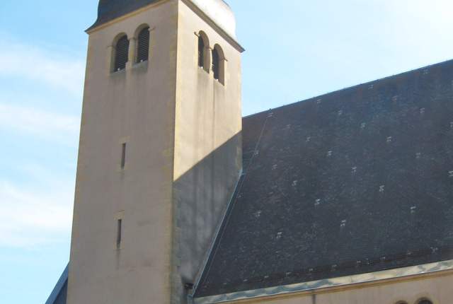 Temple protestant de Nilvange, tour carrée en pierre et nef à toit d'ardoise