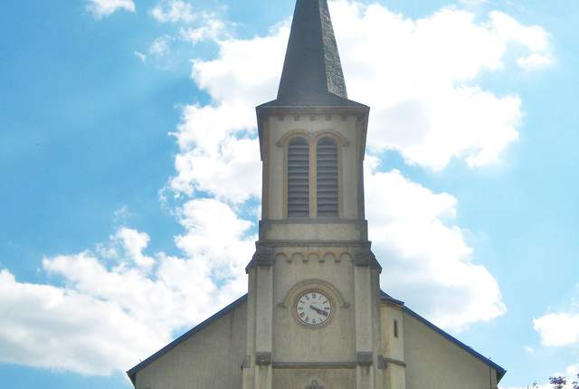 Église de Serémange, façade en pierre à clocher-porche et flèche