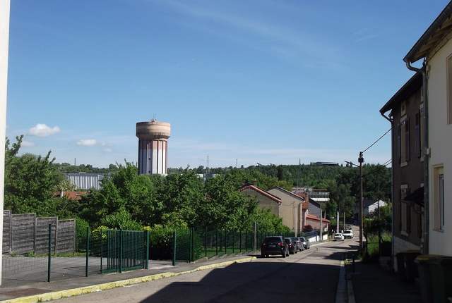 Rue de la cité du Maroc à Serémange-Erzange, logements ouvriers et château d'eau