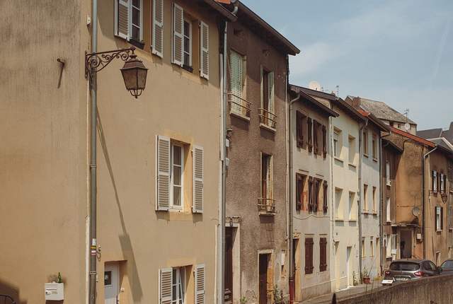 Rue de Sierck-les-Bains, façades enduites et lampadaire en fer forgé