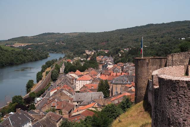Toits de Sierck-les-Bains vus depuis le château, tuiles rouges et Moselle en fond