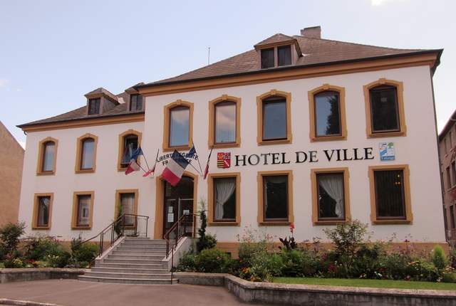 Mairie de Talange, façade blanche à encadrements ocre et toit à croupe